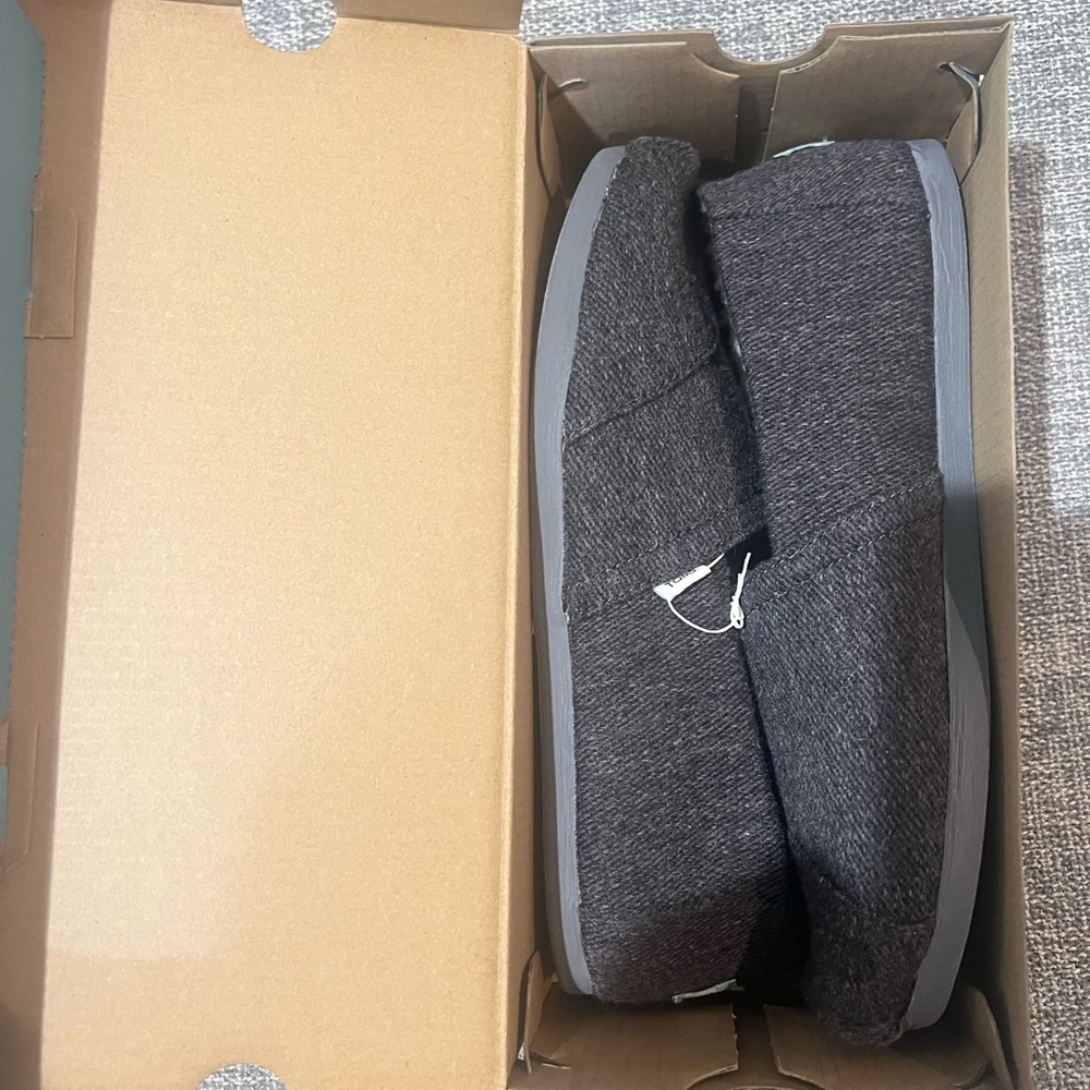 NWT Smoke Grey Toms  Flats with Cream Faux Shearling Lining - Picture 3 of 5